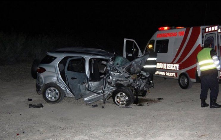 La camioneta en la que viajaba la víctima resultó destruida (Foto viedma24horas.com.ar) 