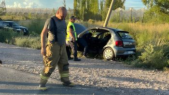 Bomberos de Fernández Oro debieron utilizar herramientas neumáticas de corte para extraer a los conductores de los autos que chocaron.&nbsp;