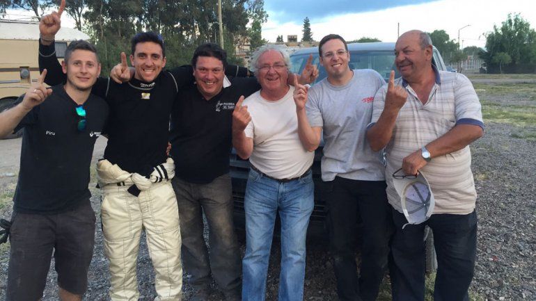 Nicolás Tibaldi y su equipo