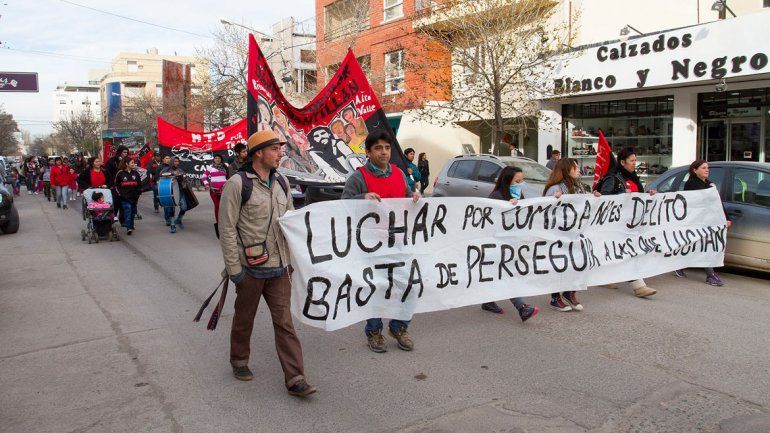 Los manifestantes marcharon por el centro de Cipolletti exigiendo el fin de la judicialización de la protesta.