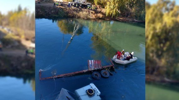 Así empezó el operativo para sacar el camión que cayó al río