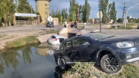 El choque fue protagonizado por un auto marca Ford y una VW Saveiro. Foto: Gentileza. | LMCipolletti.com El choque fue protagonizado por un auto marca Ford y una VW Saveiro. Foto: Gentileza.