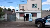 La vivienda allanada en Villa Regina por la Policía Federal. Secuestraron cocaína, marihuana y un arma. Dos mujeres están imputadas. 