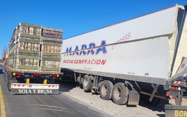 Un camión y un utilitario protagonizaron el choque sobre ruta 22.