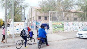 Los ladrones serían del barrio y entran de noche por el techo.