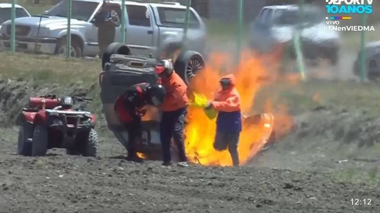 Las imagen muestra el desesperante momento que se vivió en Viedma.