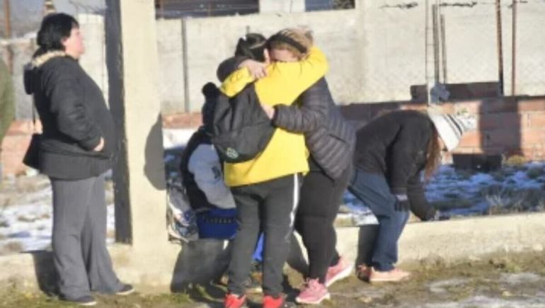 Abrazos y llanto frente a la casa en obra en la que hallaron el cuerpo de Lucas Cárdenas