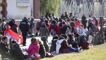 jueves de caos: piquetes en todos los puentes que unen cipolletti y neuquen jueves de caos: piquetes en todos los puentes que unen cipolletti y neuquen