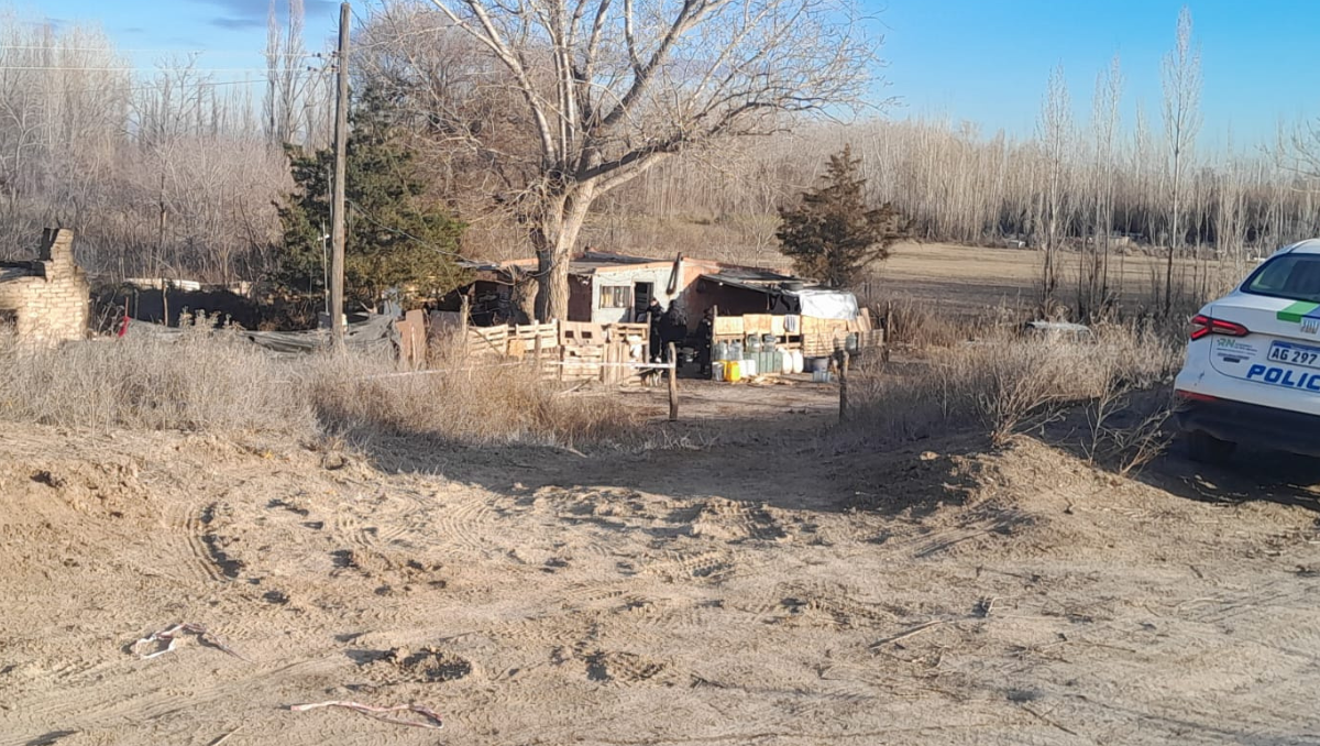 En el barrio Michi Michi de Cinco Saltos asesinaron a un hombre de un disparo y luego incendiaron la casa.
