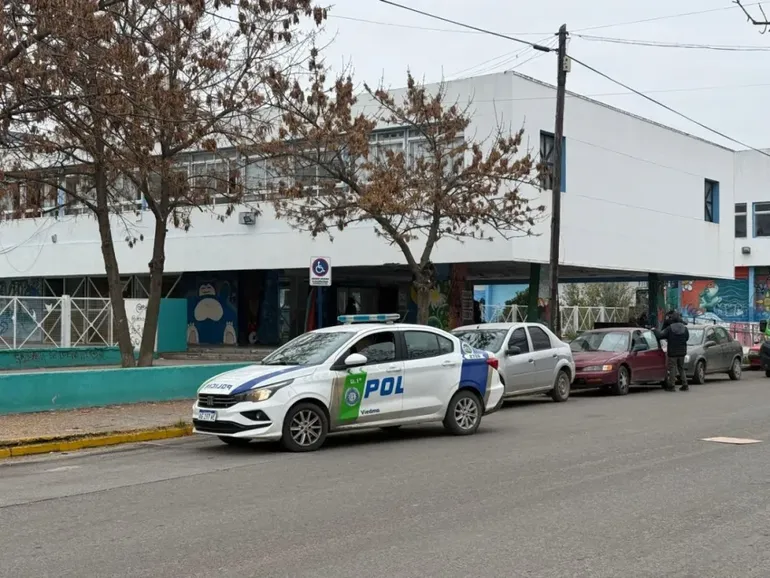 El estudiante arrojó gas pimienta y provocó una irritación generalizada en los ojos y vías respiratorias de los alumnos. El estudiante arrojó gas pimienta y provocó una irritación generalizada en los ojos y vías respiratorias de los alumnos.