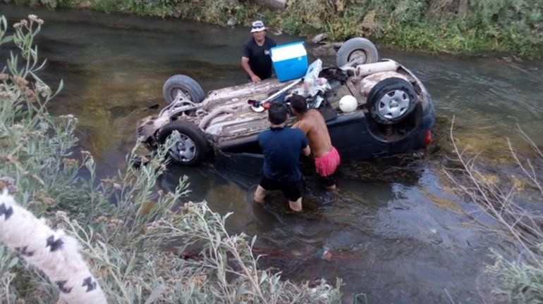 Perdió el control del auto y terminó adentro de un canal de riego