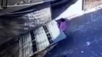 Video: un portón cayó sobre un nene de 3 años y le fracturó el cráneo