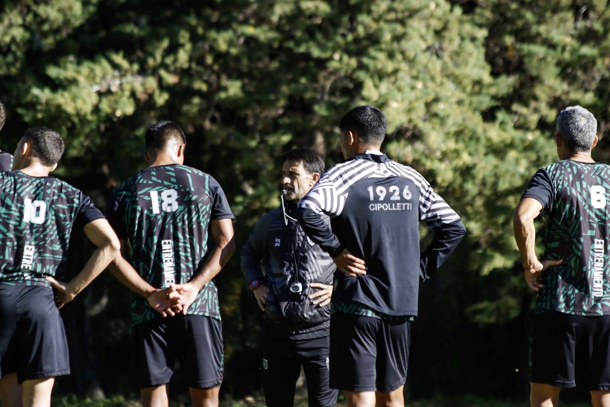 Gustavo Noto todavía no tiene el once definido para recibir a Villa Mitre, ese domingo. Fotos: Anahí Cárdena