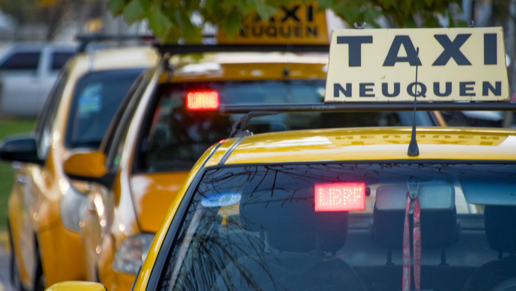 Secuestraron y encerraron a un taxista en el baúl