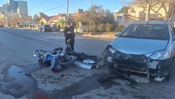 Fuerte choque entre un auto y una moto en Mengelle y Urquiza.