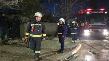 Bomberos Voluntarios de Centenario en la vivienda donde fue hallada la persona sin vida.