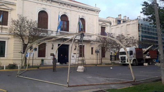 Unter instaló una carpa frente a Gobierno