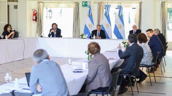 Alberto recibió a expertos para definir extensión de la cuarentena