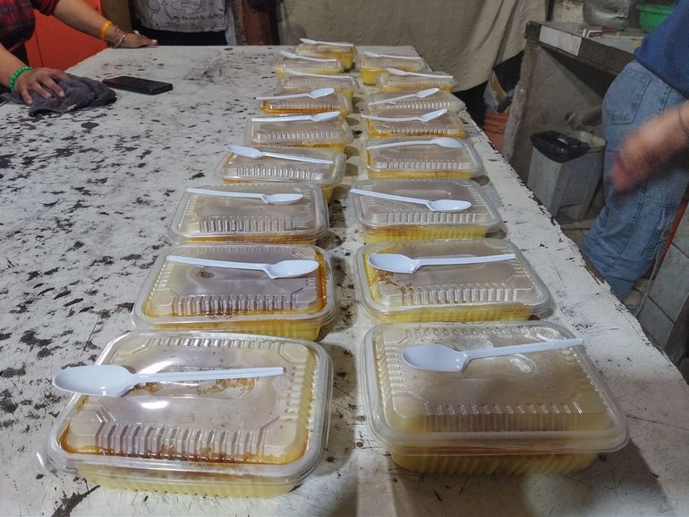 Las organizaciones de la Multisectorial se preocupan por preparar alimento para la gente en situación de calle. También suelen proveerlos con frazadas, ropa de abrigo y calzado. Solidaridad activa con los más necesitados.