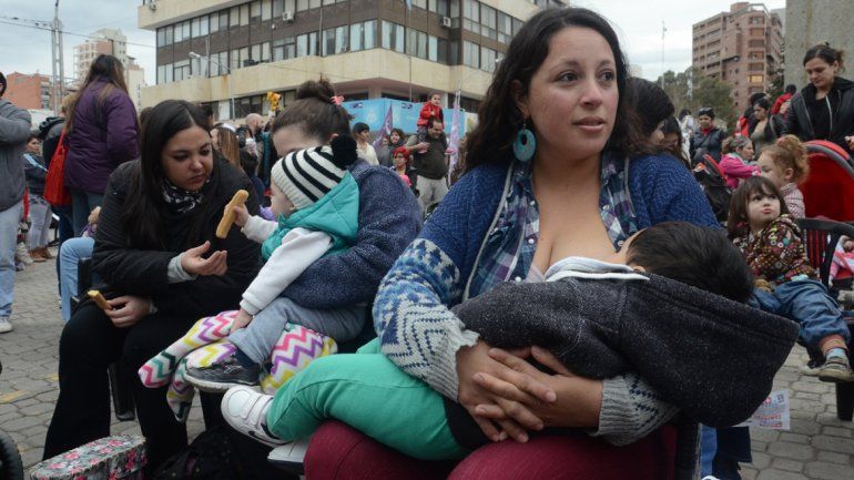 Una multitud se sumó en Neuquén y exigió que amamantar en la vía pública no sea prohibido ni reprimido