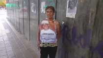 Carmen Sanhueza, mamá de Jorge Gatica a dos años de su asesinato pegando carteles en el centro cipoleño.