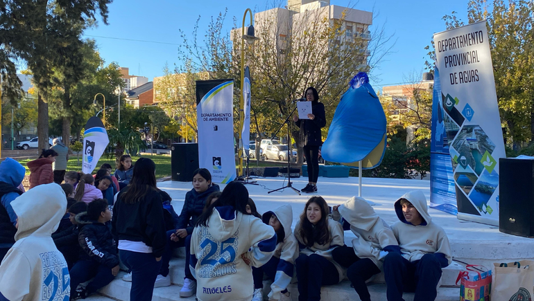 La jornada inició a las 9 en la Plaza San Martín con juegos y actividades para los alumnos.