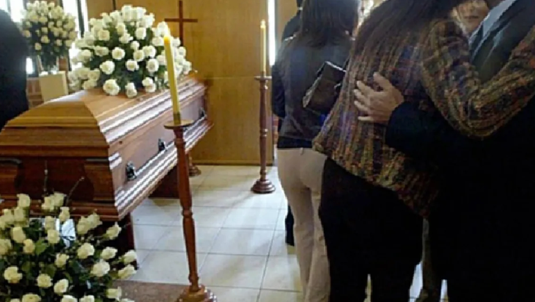 Fue a un velatorio y descubrió la verdad que le ocultaron toda su vida