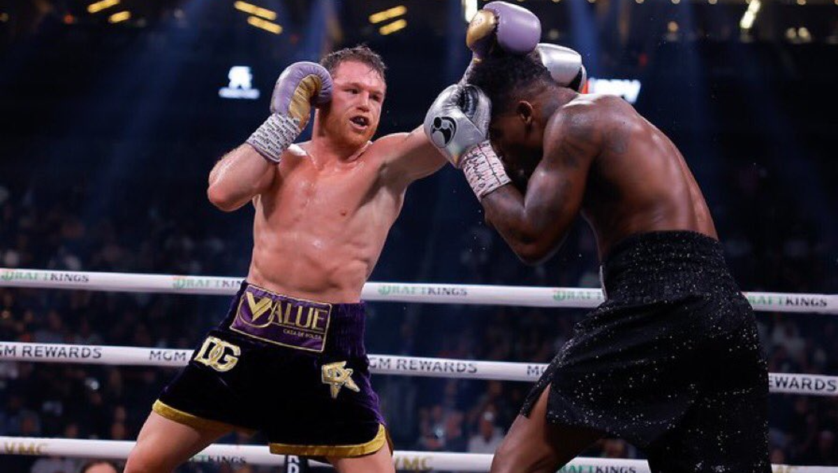 Canelo Álvarez castigó a Charlo en Las Vegas y justificó su victoria en las tarjetas.&nbsp;