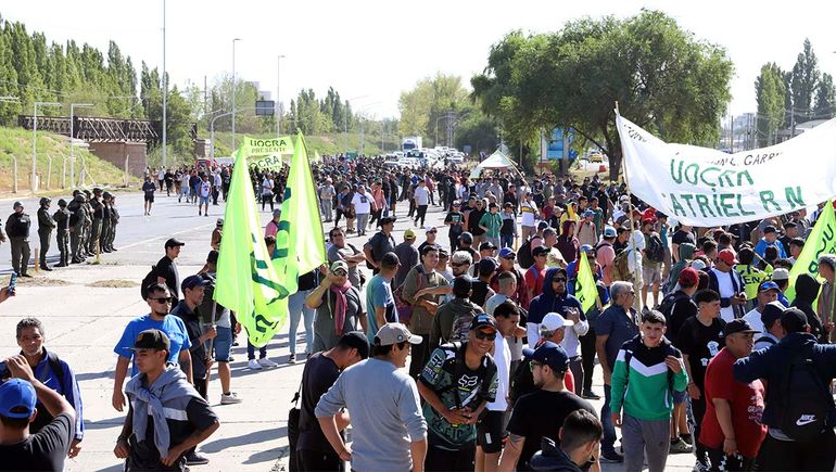 UOCRA Rio Negro - protesta - Puente Carretero (16).jpg