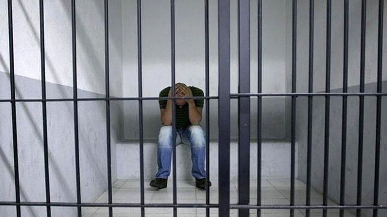 Un hombre estuvo preso por robar una camiseta de fútbol. El juez que lo condenó cuestionó al SPP.&nbsp;