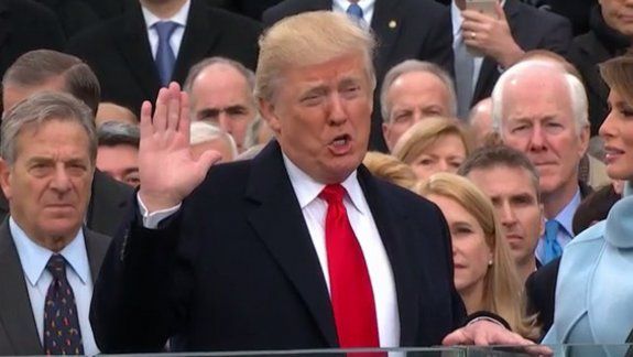 Trump asumió la presidencia de los Estados Unidos con polémica 