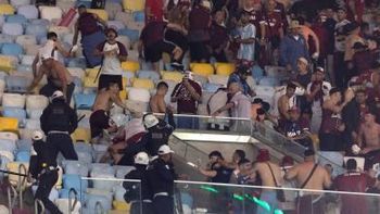 las fotos y videos de la violencia con los hinchas de lanus en las tribunas del maracana