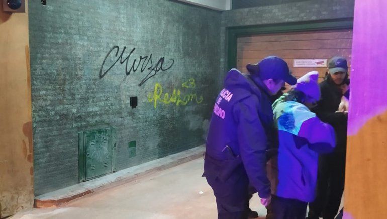 Sorprendieron a una psicóloga grafiteando una pared en el centro de Bariloche