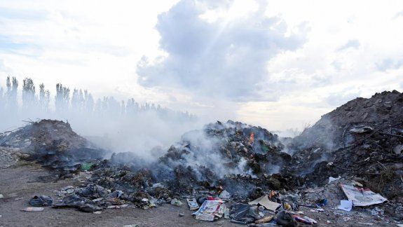 La acumulación de desechos en los alrededores, el fuego, los vándalos y el desmadre convierten al vertedero en un lugar peligroso y muy contaminante.