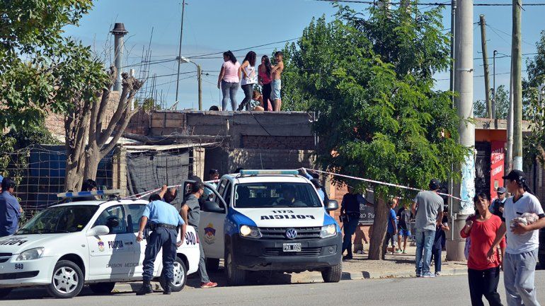 Encontraron a un vecino muerto en el patio y comido por sus perros