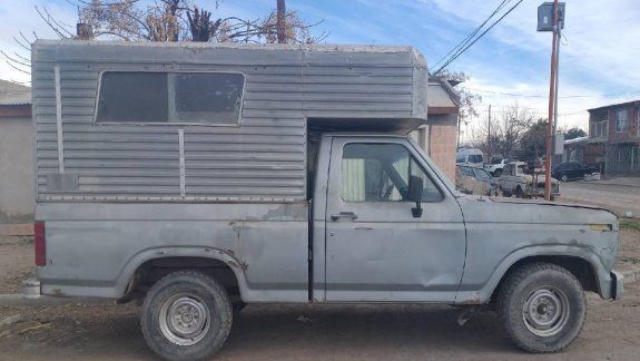Les robaron una camioneta F100: piden ayuda para encontrarla