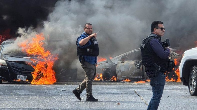 Tras el asesinato del líder narco El Mencho, en la Ciudad de Jalisco, México, se vive una escalada de violencia extrema. | LMCipolletti.com Tras el asesinato del líder narco El Mencho, en la Ciudad de Jalisco, México, se vive una escalada de violencia extrema.