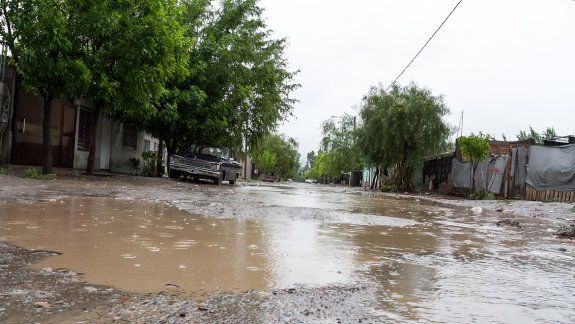 Las calles se llenaron de agua y algunas se volvieron intransitables, a pesar de la limpieza previa de bocas de tormenta.
