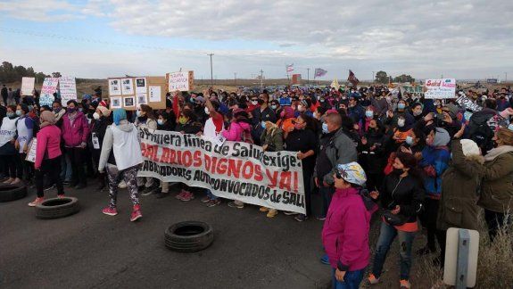 Trabajadores de Salud de Neuquén cortan el camino a la Cordillera