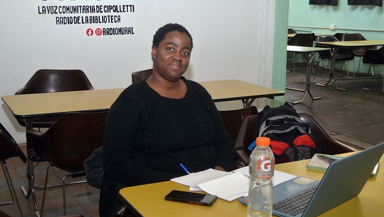 Siempre elige la misma mesa de estudio en la Biblioteca, al fondo de todo.