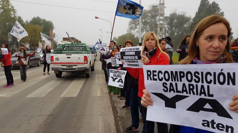 Docentes neuquinos cortaron el puente viejo