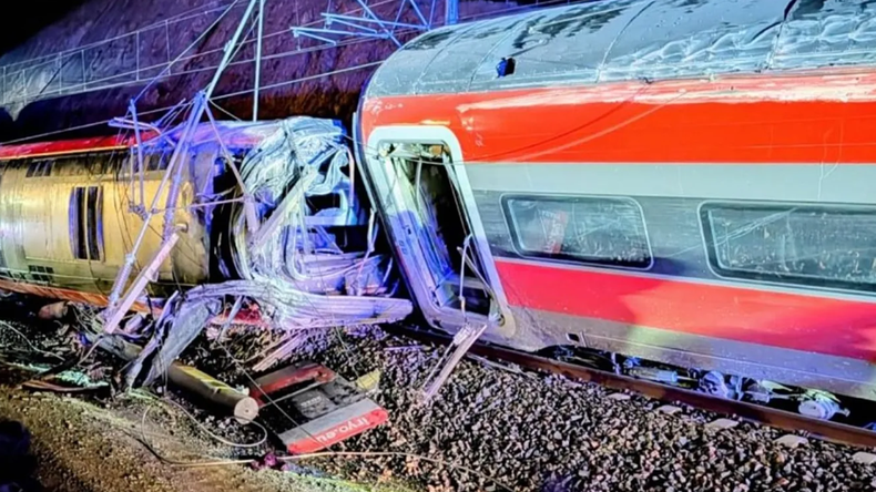 Varios pasajeros resultaron atrapados. En el lugar trabajan servicios de emergencia.