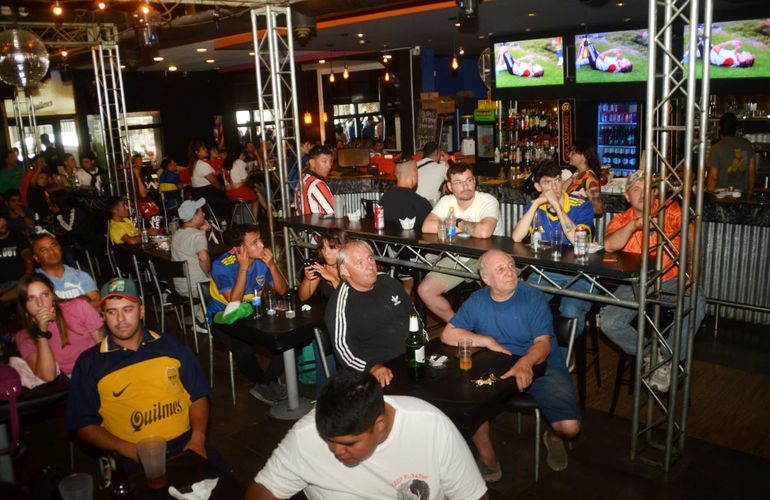 En ocho fotos: así se vivió el River-Boca en un bar de Cipolletti
