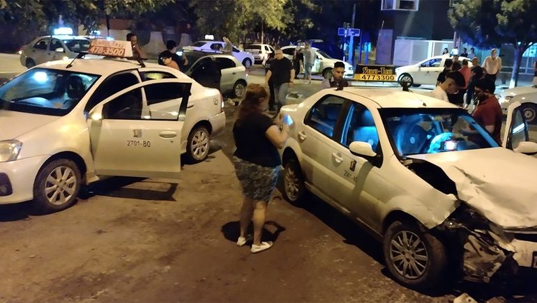 Borracho al volante: chocó a un taxista, intentó escapar, pero otro taxi lo chocó de frente