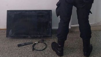 El televisor secuestrado por la Policía de Las Grutas, junto a un control remoto y un cable. El televisor secuestrado por la Policía de Las Grutas, junto a un control remoto y un cable.