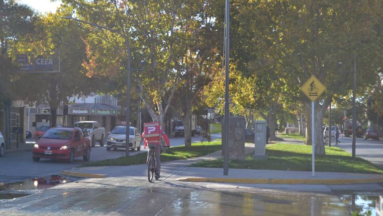 Los repartidores de Pedidos Ya son cada vez más y hay vecinos que se quejan de su compartimiento. Foto: Estefania Petrella.