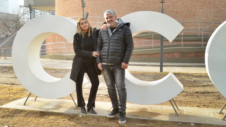 Ailén Morales, junto a su hermano Rogger, famoso ex futbolista en nota con LMC. Ailén Morales, junto a su hermano Rogger, famoso ex futbolista en nota con LMC.