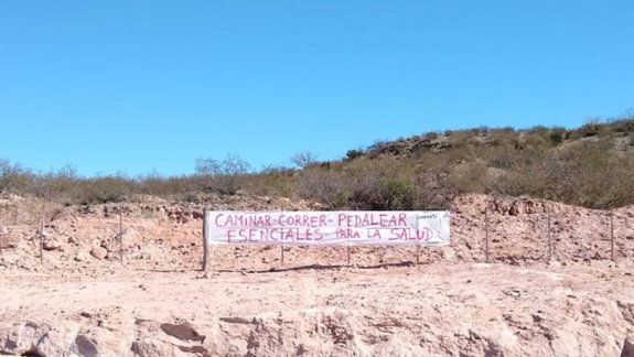 Reclamaron con una bandera en las bardas
