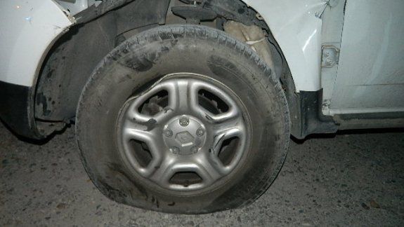 Así quedó la Duster contra la que impactó la moto.&nbsp;
