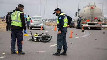 un motociclista murio al chocar contra un camion